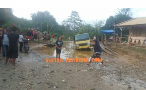 Jalur Trans Sulawesi Rusak, Warga Sampara Buat Jembatan Alternatif Bertarif Rp. 10 Ribu