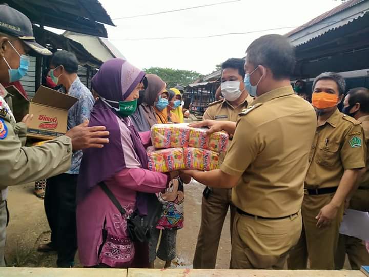 Wabup Konawe ‘Blusukan’ Bagikan Sembako ke Pedagang di Pasar Asinua