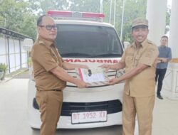 Pj Bupati Konawe Serahkan Mobil Ambulance untuk Desa Barowila