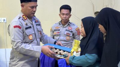 Polres Konawe Bagi 300 Paket Takjil untuk Masyarakat dan Pengendara